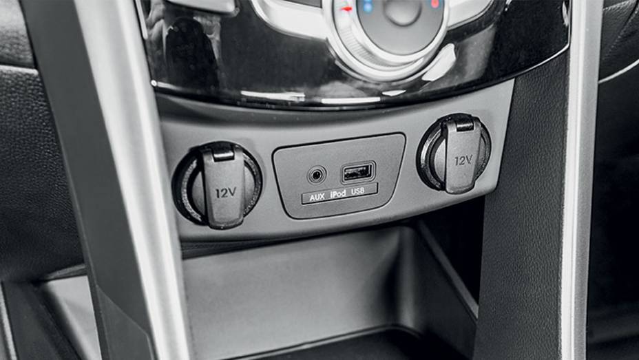 Molduras prateadas do console têm cantos vivos na face interna | <a href="https://gutenberg.quatrorodas.abril.com.br/carros/comparativos/peugeot-308-x-hyundai-i30-x-chevrolet-cruze-740626.shtml" rel="migration">Leia mais</a> Molduras prateadas do console têm cantos vivos na face interna | <a href="https://gutenberg.quatrorodas.abril.com.br/carros/comparativos/peugeot-308-x-hyundai-i30-x-chevrolet-cruze-740626.shtml" rel="migration">Leia mais</a>