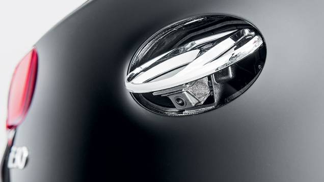 Ao engatar a ré, o logo Hyundai se move, revelando uma microcâmera | <a href="https://gutenberg.quatrorodas.abril.com.br/carros/comparativos/peugeot-308-x-hyundai-i30-x-chevrolet-cruze-740626.shtml" rel="migration">Leia mais</a> Ao engatar a ré, o logo Hyundai se move, revelando uma microcâmera | <a href="https://gutenberg.quatrorodas.abril.com.br/carros/comparativos/peugeot-308-x-hyundai-i30-x-chevrolet-cruze-740626.shtml" rel="migration">Leia mais</a>