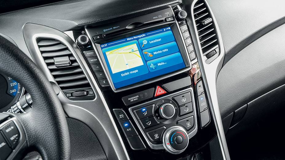 Atualizado, intuitivo e completo, o GPS do i30 é também o mais atraente | <a href="https://gutenberg.quatrorodas.abril.com.br/carros/comparativos/peugeot-308-x-hyundai-i30-x-chevrolet-cruze-740626.shtml" rel="migration">Leia mais</a>