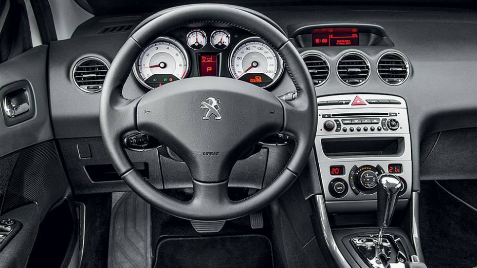 Comandos ficam na coluna de direção, não no volante | <a href="https://gutenberg.quatrorodas.abril.com.br/carros/comparativos/peugeot-308-x-hyundai-i30-x-chevrolet-cruze-740626.shtml" rel="migration">Leia mais</a> Comandos ficam na coluna de direção, não no volante | <a href="https://gutenberg.quatrorodas.abril.com.br/carros/comparativos/peugeot-308-x-hyundai-i30-x-chevrolet-cruze-740626.shtml" rel="migration">Leia mais</a>