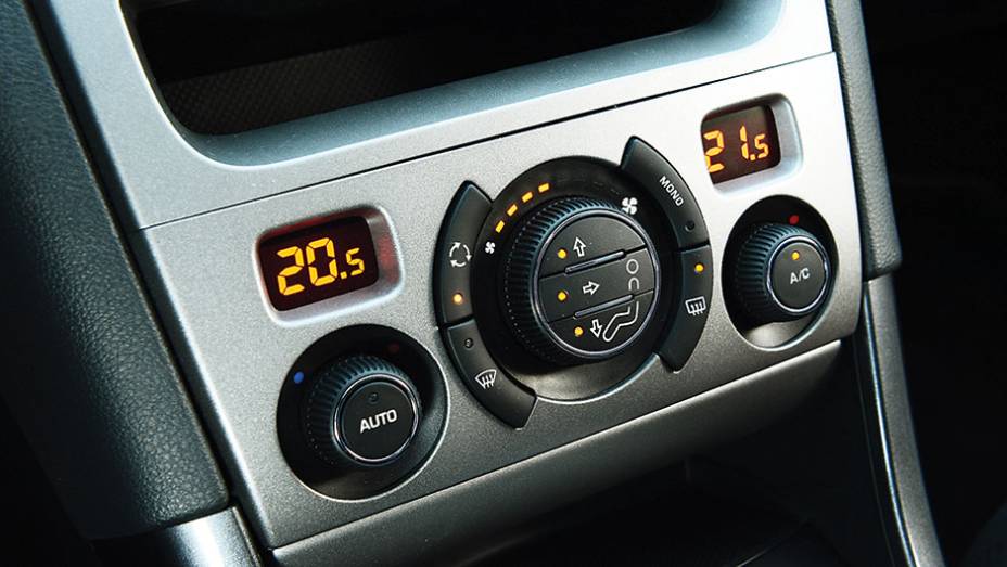 Ar-condicionado com ajuste digital e individual: exclusividade do 308 | <a href="https://gutenberg.quatrorodas.abril.com.br/carros/comparativos/peugeot-308-x-hyundai-i30-x-chevrolet-cruze-740626.shtml" rel="migration">Leia mais</a> Ar-condicionado com ajuste digital e individual: exclusividade do 308 | <a href="https://gutenberg.quatrorodas.abril.com.br/carros/comparativos/peugeot-308-x-hyundai-i30-x-chevrolet-cruze-740626.shtml" rel="migration">Leia mais</a>