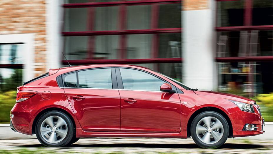 Vidro traseiro grande e inclinado marca o perfil do Cruze | <a href="https://gutenberg.quatrorodas.abril.com.br/carros/comparativos/peugeot-308-x-hyundai-i30-x-chevrolet-cruze-740626.shtml" rel="migration">Leia mais</a>