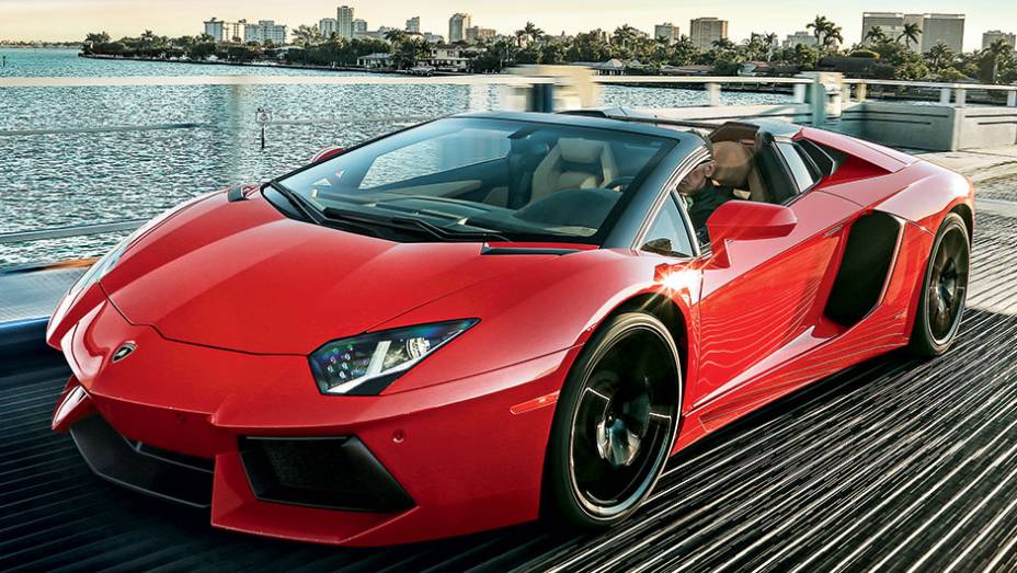 O teto de fibra de carbono é retirado manualmente | <a href="https://gutenberg.quatrorodas.abril.com.br/carros/impressoes/lamborghini-aventador-lp-700-4-spyder-740729.shtml" rel="migration">Leia mais</a>