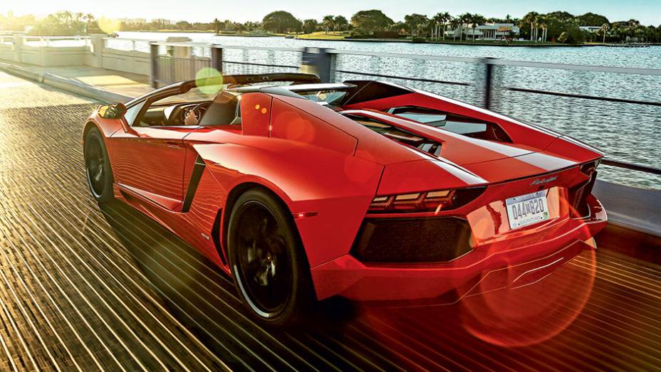 No antecessor, o V12 não ficava à mostra pelo vidro | <a href="https://gutenberg.quatrorodas.abril.com.br/carros/impressoes/lamborghini-aventador-lp-700-4-spyder-740729.shtml" rel="migration">Leia mais</a>