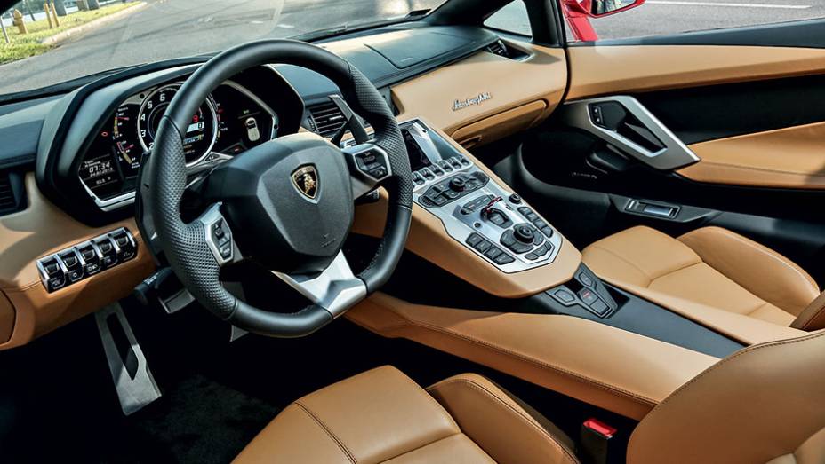 O elevado console central do Aventador cria a sensação de estar dentro de um cockpit de carro de corrida | <a href="https://gutenberg.quatrorodas.abril.com.br/carros/impressoes/lamborghini-aventador-lp-700-4-spyder-740729.shtml" rel="migration">Leia mais</a>