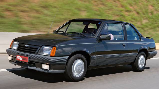 O 500 EF podia vir com duas ou quatro portas | <a href="https://gutenberg.quatrorodas.abril.com.br/carros/classicos-brasileiros/chevrolet-monza-classic-se-500-ef-740883.shtml" rel="migration">Leia mais</a> O 500 EF podia vir com duas ou quatro portas | <a href="https://gutenberg.quatrorodas.abril.com.br/carros/classicos-brasileiros/chevrolet-monza-classic-se-500-ef-740883.shtml" rel="migration">Leia mais</a>