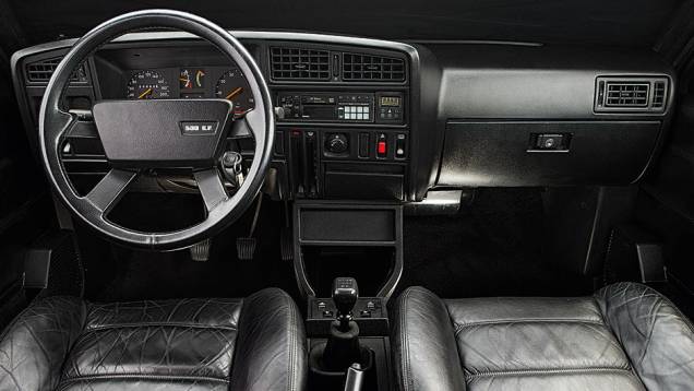 Ar, direção e banco de couro eram de série | <a href="https://gutenberg.quatrorodas.abril.com.br/carros/classicos-brasileiros/chevrolet-monza-classic-se-500-ef-740883.shtml" rel="migration">Leia mais</a> Ar, direção e banco de couro eram de série | <a href="https://gutenberg.quatrorodas.abril.com.br/carros/classicos-brasileiros/chevrolet-monza-classic-se-500-ef-740883.shtml" rel="migration">Leia mais</a>
