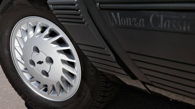 Por fora, o 500 EF era um Classic com frisos e emblemas | <a href="https://gutenberg.quatrorodas.abril.com.br/carros/classicos-brasileiros/chevrolet-monza-classic-se-500-ef-740883.shtml" rel="migration">Leia mais</a> Por fora, o 500 EF era um Classic com frisos e emblemas | <a href="https://gutenberg.quatrorodas.abril.com.br/carros/classicos-brasileiros/chevrolet-monza-classic-se-500-ef-740883.shtml" rel="migration">Leia mais</a>