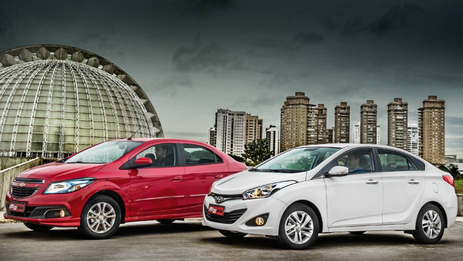 Prisma e HB20S: frente a frente no show de calouros | <a href="https://gutenberg.quatrorodas.abril.com.br/carros/comparativos/chevrolet-prisma-ltz-x-hyundai-hb20s-premium-740129.shtml" rel="migration">Leia mais</a>