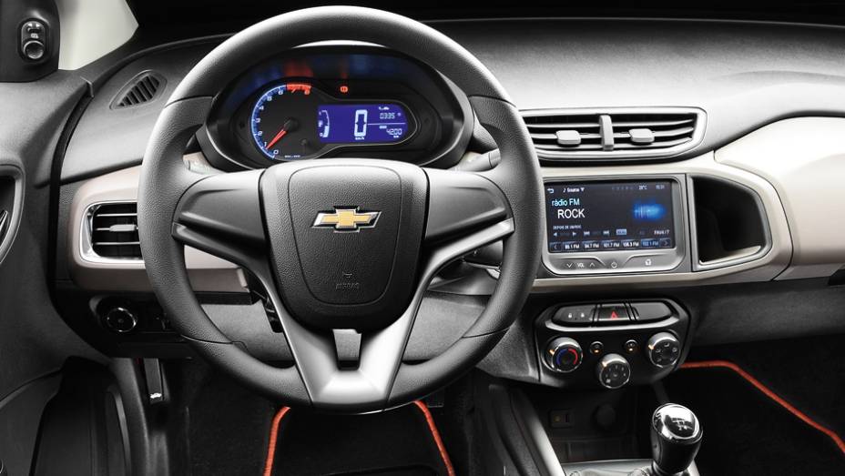 Meio digital, meio analógico, painel lembra o do Sonic | <a href="https://gutenberg.quatrorodas.abril.com.br/carros/comparativos/chevrolet-prisma-ltz-x-hyundai-hb20s-premium-740129.shtml" rel="migration">Leia mais</a>