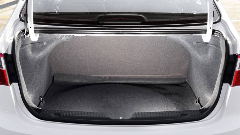 Piso com superfície irregular dificulta o uso do porta-malas | <a href="https://gutenberg.quatrorodas.abril.com.br/carros/comparativos/chevrolet-prisma-ltz-x-hyundai-hb20s-premium-740129.shtml" rel="migration">Leia mais</a>