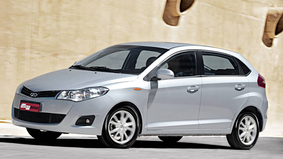 Faróis do Celer invadem os para-lamas | <a href="https://gutenberg.quatrorodas.abril.com.br/carros/comparativos/jac-j3-1-5-s-x-chery-celer-1-5-744920.shtml" rel="migration">Leia mais</a>