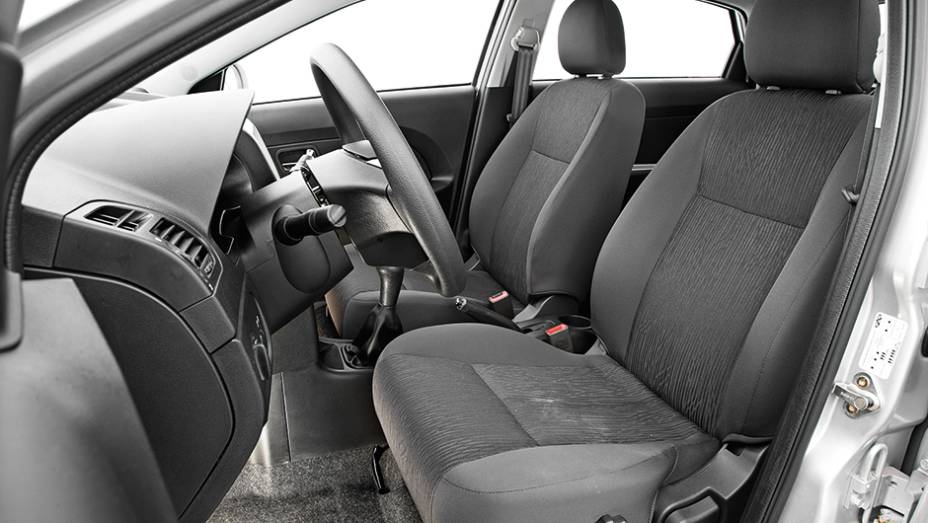 Bancos t&ecirc;m espuma dura... | <a href="https://gutenberg.quatrorodas.abril.com.br/carros/comparativos/jac-j3-1-5-s-x-chery-celer-1-5-744920.shtml" rel="migration">Leia mais</a>