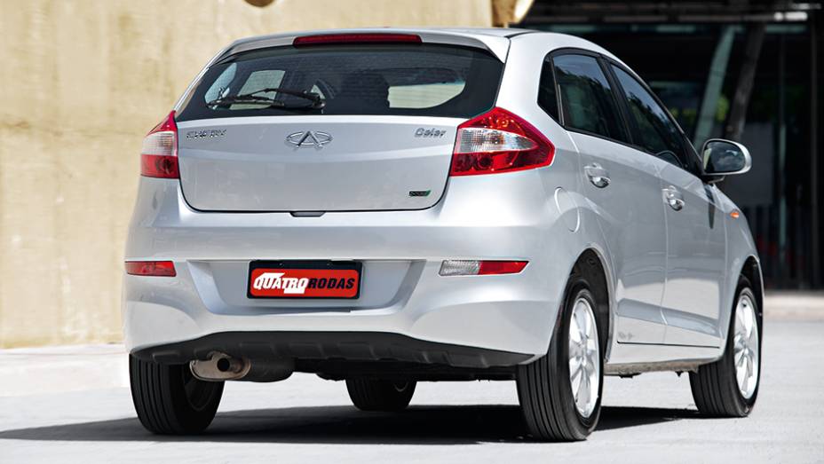 Luz de r&eacute; somente em um dos lados, no para-choque | <a href="https://gutenberg.quatrorodas.abril.com.br/carros/comparativos/jac-j3-1-5-s-x-chery-celer-1-5-744920.shtml" rel="migration">Leia mais</a>
