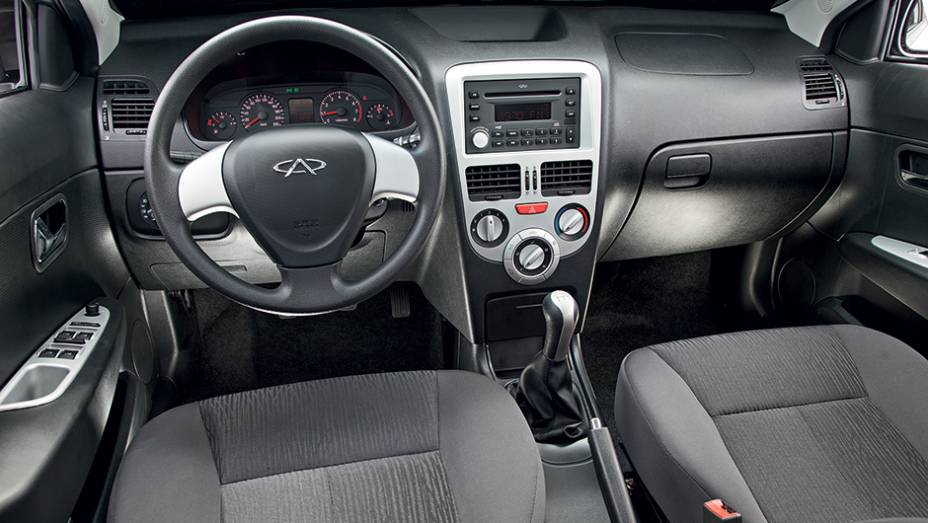 Molduras em console, volante e portas t&ecirc;m um tom de prata diferente do aplique do c&acirc;mbio | <a href="https://gutenberg.quatrorodas.abril.com.br/carros/comparativos/jac-j3-1-5-s-x-chery-celer-1-5-744920.shtml" rel="migration">Leia mais</a>