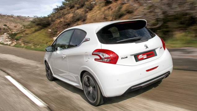 Logotipo GTI na traseira e no cromado lateral do Peugeot 208 | <a href="https://gutenberg.quatrorodas.abril.com.br/carros/comparativos/fiesta-st-x-peugeot-208-gti-743718.shtml" rel="migration">Leia mais</a> Logotipo GTI na traseira e no cromado lateral do Peugeot 208 | <a href="https://gutenberg.quatrorodas.abril.com.br/carros/comparativos/fiesta-st-x-peugeot-208-gti-743718.shtml" rel="migration">Leia mais</a>