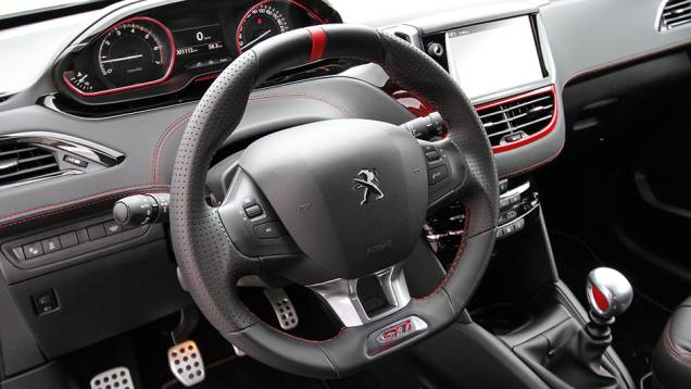 O Peugeot 208 GTI carregou menos no vermelho nos bancos, mas o distribui por mais locais, como costuras, painel, instrumentos e câmbio | <a href="https://gutenberg.quatrorodas.abril.com.br/carros/comparativos/fiesta-st-x-peugeot-208-gti-743718.shtml" rel="migration">Leia mais</a> O Peugeot 208 GTI carregou menos no vermelho nos bancos, mas o distribui por mais locais, como costuras, painel, instrumentos e câmbio | <a href="https://gutenberg.quatrorodas.abril.com.br/carros/comparativos/fiesta-st-x-peugeot-208-gti-743718.shtml" rel="migration">Leia mais</a>