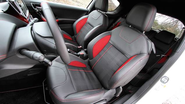Volante menor do GTI agrada na cidade | <a href="https://gutenberg.quatrorodas.abril.com.br/carros/comparativos/fiesta-st-x-peugeot-208-gti-743718.shtml" rel="migration">Leia mais</a> Volante menor do GTI agrada na cidade | <a href="https://gutenberg.quatrorodas.abril.com.br/carros/comparativos/fiesta-st-x-peugeot-208-gti-743718.shtml" rel="migration">Leia mais</a>