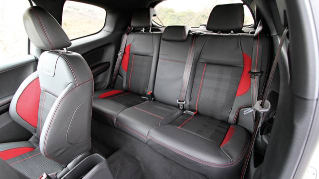 | <a href="https://gutenberg.quatrorodas.abril.com.br/carros/comparativos/fiesta-st-x-peugeot-208-gti-743718.shtml" rel="migration">Leia mais</a> | <a href="https://gutenberg.quatrorodas.abril.com.br/carros/comparativos/fiesta-st-x-peugeot-208-gti-743718.shtml" rel="migration">Leia mais</a>