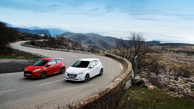 Os dois trazem motor 1.6 turbo e rodas aro 17 | <a href="https://gutenberg.quatrorodas.abril.com.br/carros/comparativos/fiesta-st-x-peugeot-208-gti-743718.shtml" rel="migration">Leia mais</a> Os dois trazem motor 1.6 turbo e rodas aro 17 | <a href="https://gutenberg.quatrorodas.abril.com.br/carros/comparativos/fiesta-st-x-peugeot-208-gti-743718.shtml" rel="migration">Leia mais</a>