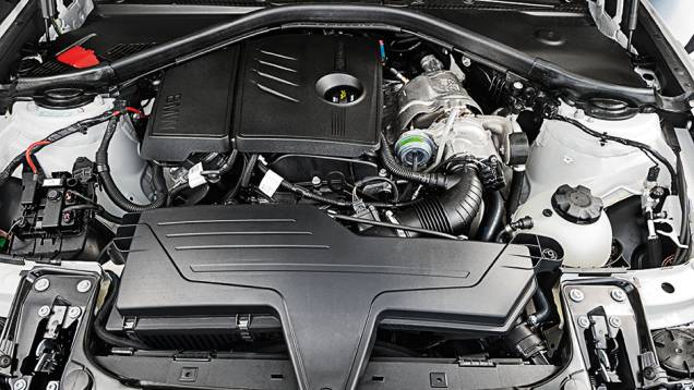 | <a href="https://gutenberg.quatrorodas.abril.com.br/carros/comparativos/mercedes-benz-200-x-bmw-118i-744296.shtml" rel="migration">Leia mais</a> | <a href="https://gutenberg.quatrorodas.abril.com.br/carros/comparativos/mercedes-benz-200-x-bmw-118i-744296.shtml" rel="migration">Leia mais</a>