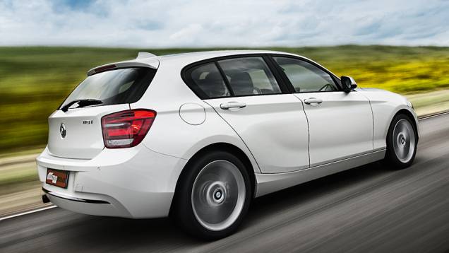 Balanço traseiro longo afasta a lanterna da porta | <a href="https://gutenberg.quatrorodas.abril.com.br/carros/comparativos/mercedes-benz-200-x-bmw-118i-744296.shtml" rel="migration">Leia mais</a> Balanço traseiro longo afasta a lanterna da porta | <a href="https://gutenberg.quatrorodas.abril.com.br/carros/comparativos/mercedes-benz-200-x-bmw-118i-744296.shtml" rel="migration">Leia mais</a>