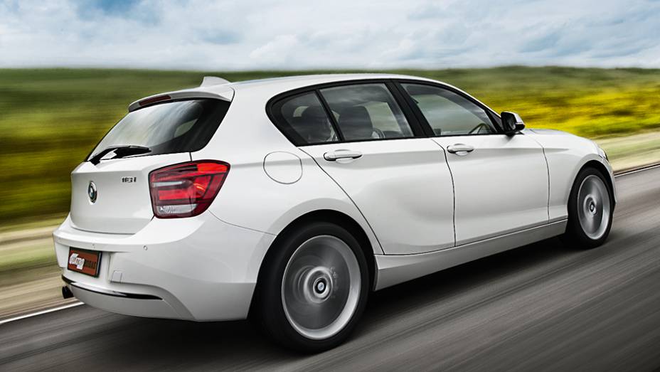 Balan&ccedil;o traseiro longo afasta a lanterna da porta | <a href="https://gutenberg.quatrorodas.abril.com.br/carros/comparativos/mercedes-benz-200-x-bmw-118i-744296.shtml" rel="migration">Leia mais</a>