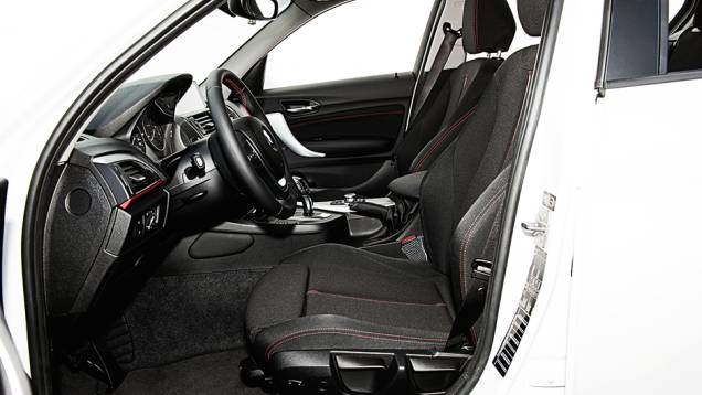 Pedal do acelerador com eixo inferior | <a href="https://gutenberg.quatrorodas.abril.com.br/carros/comparativos/mercedes-benz-200-x-bmw-118i-744296.shtml" rel="migration">Leia mais</a> Pedal do acelerador com eixo inferior | <a href="https://gutenberg.quatrorodas.abril.com.br/carros/comparativos/mercedes-benz-200-x-bmw-118i-744296.shtml" rel="migration">Leia mais</a>