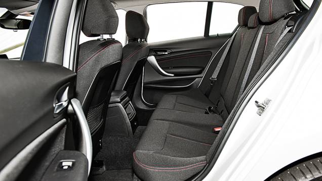 Bancos baixos: foco na esportividade | <a href="https://gutenberg.quatrorodas.abril.com.br/carros/comparativos/mercedes-benz-200-x-bmw-118i-744296.shtml" rel="migration">Leia mais</a> Bancos baixos: foco na esportividade | <a href="https://gutenberg.quatrorodas.abril.com.br/carros/comparativos/mercedes-benz-200-x-bmw-118i-744296.shtml" rel="migration">Leia mais</a>