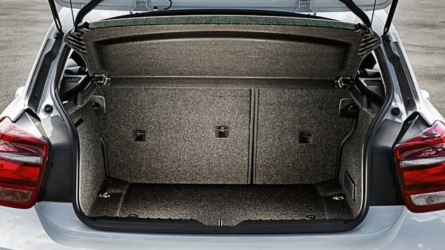 Porta-malas tem 360 litros de volume | <a href="https://gutenberg.quatrorodas.abril.com.br/carros/comparativos/mercedes-benz-200-x-bmw-118i-744296.shtml" rel="migration">Leia mais</a> Porta-malas tem 360 litros de volume | <a href="https://gutenberg.quatrorodas.abril.com.br/carros/comparativos/mercedes-benz-200-x-bmw-118i-744296.shtml" rel="migration">Leia mais</a>