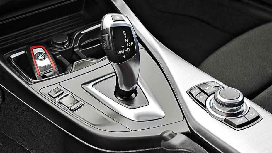 C&acirc;mbio tem trocas manuais na alavanca | <a href="https://gutenberg.quatrorodas.abril.com.br/carros/comparativos/mercedes-benz-200-x-bmw-118i-744296.shtml" rel="migration">Leia mais</a>