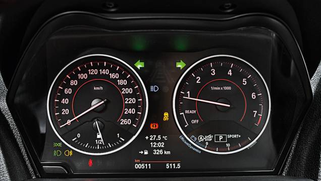 Painel é sóbrio, com fundo preto | <a href="https://gutenberg.quatrorodas.abril.com.br/carros/comparativos/mercedes-benz-200-x-bmw-118i-744296.shtml" rel="migration">Leia mais</a> Painel é sóbrio, com fundo preto | <a href="https://gutenberg.quatrorodas.abril.com.br/carros/comparativos/mercedes-benz-200-x-bmw-118i-744296.shtml" rel="migration">Leia mais</a>