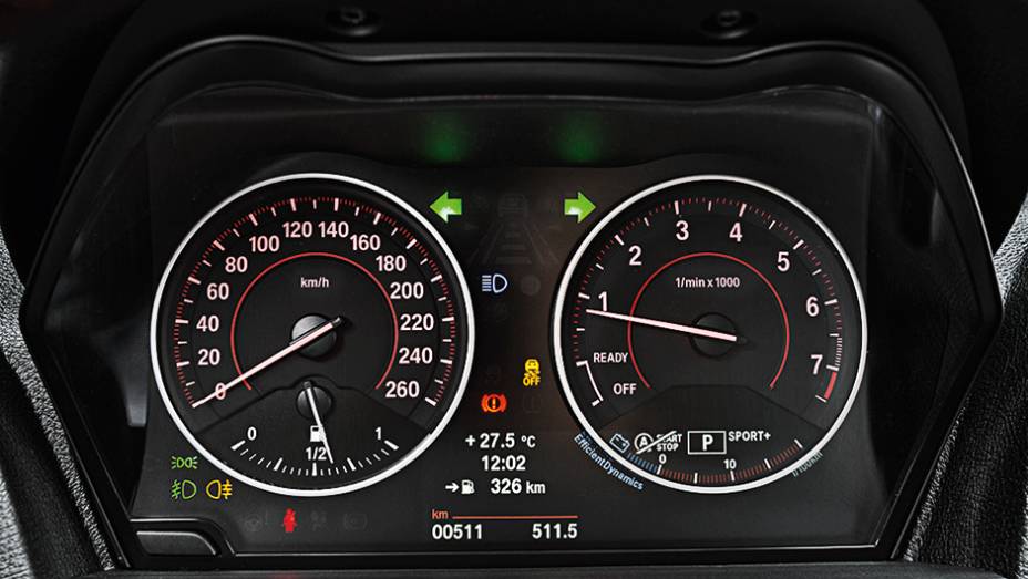 Painel &eacute; s&oacute;brio, com fundo preto | <a href="https://gutenberg.quatrorodas.abril.com.br/carros/comparativos/mercedes-benz-200-x-bmw-118i-744296.shtml" rel="migration">Leia mais</a>