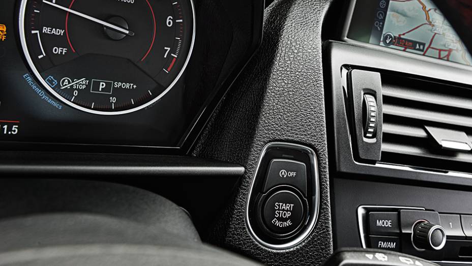 Partida por bot&atilde;o, s&oacute; nas vers&otilde;es superiores | <a href="https://gutenberg.quatrorodas.abril.com.br/carros/comparativos/mercedes-benz-200-x-bmw-118i-744296.shtml" rel="migration">Leia mais</a>