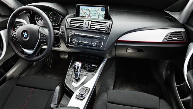 118i: navegação e bancos esportivos, somente nas versões mais caras | <a href="https://gutenberg.quatrorodas.abril.com.br/carros/comparativos/mercedes-benz-200-x-bmw-118i-744296.shtml" rel="migration">Leia mais</a> 118i: navegação e bancos esportivos, somente nas versões mais caras | <a href="https://gutenberg.quatrorodas.abril.com.br/carros/comparativos/mercedes-benz-200-x-bmw-118i-744296.shtml" rel="migration">Leia mais</a>