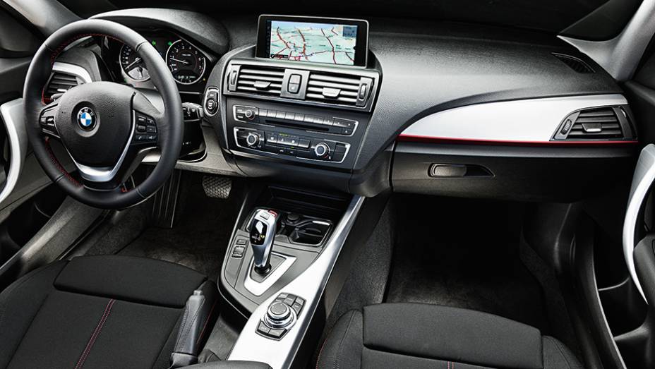 118i: navega&ccedil;&atilde;o e bancos esportivos, somente nas vers&otilde;es mais caras | <a href="https://gutenberg.quatrorodas.abril.com.br/carros/comparativos/mercedes-benz-200-x-bmw-118i-744296.shtml" rel="migration">Leia mais</a>