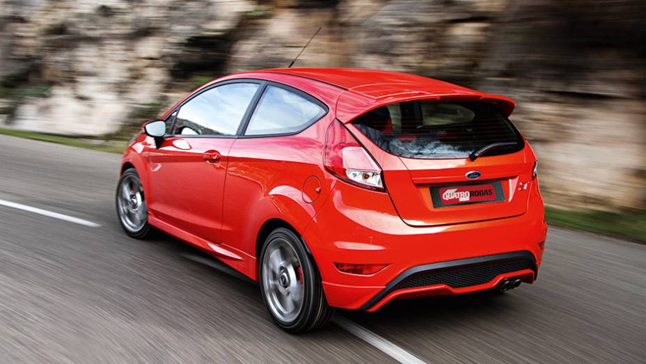 Saias laterais e para-choque vazado: ar mais nervoso ao ST | <a href="https://gutenberg.quatrorodas.abril.com.br/carros/comparativos/fiesta-st-x-peugeot-208-gti-743718.shtml" rel="migration">Leia mais</a>