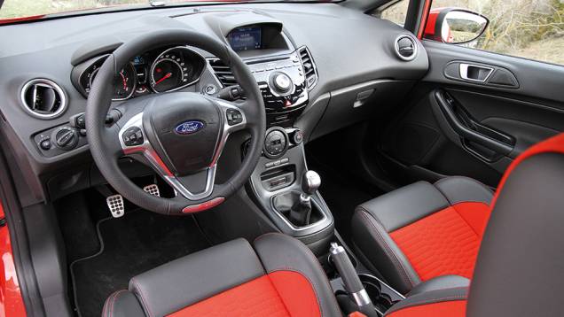 O Fiesta ST não disfarça seu apelo emocional no interior, com mais cromados | <a href="https://gutenberg.quatrorodas.abril.com.br/carros/comparativos/fiesta-st-x-peugeot-208-gti-743718.shtml" rel="migration">Leia mais</a> O Fiesta ST não disfarça seu apelo emocional no interior, com mais cromados | <a href="https://gutenberg.quatrorodas.abril.com.br/carros/comparativos/fiesta-st-x-peugeot-208-gti-743718.shtml" rel="migration">Leia mais</a>