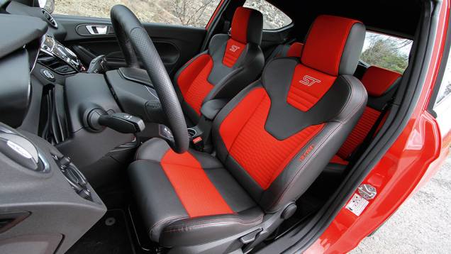 Visibilidade dos instrumentos é melhor no Fiesta | <a href="https://gutenberg.quatrorodas.abril.com.br/carros/comparativos/fiesta-st-x-peugeot-208-gti-743718.shtml" rel="migration">Leia mais</a> Visibilidade dos instrumentos é melhor no Fiesta | <a href="https://gutenberg.quatrorodas.abril.com.br/carros/comparativos/fiesta-st-x-peugeot-208-gti-743718.shtml" rel="migration">Leia mais</a>