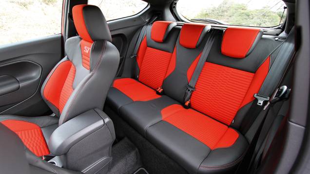 Excesso de revestimentos vermelhos nos bancos | <a href="https://gutenberg.quatrorodas.abril.com.br/carros/comparativos/fiesta-st-x-peugeot-208-gti-743718.shtml" rel="migration">Leia mais</a> Excesso de revestimentos vermelhos nos bancos | <a href="https://gutenberg.quatrorodas.abril.com.br/carros/comparativos/fiesta-st-x-peugeot-208-gti-743718.shtml" rel="migration">Leia mais</a>
