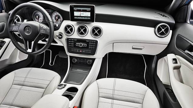 A 200: painel bicolor, bancos esportivos, console sem câmbio nem freio de mão | <a href="https://gutenberg.quatrorodas.abril.com.br/carros/comparativos/mercedes-benz-200-x-bmw-118i-744296.shtml" rel="migration">Leia mais</a> A 200: painel bicolor, bancos esportivos, console sem câmbio nem freio de mão | <a href="https://gutenberg.quatrorodas.abril.com.br/carros/comparativos/mercedes-benz-200-x-bmw-118i-744296.shtml" rel="migration">Leia mais</a>