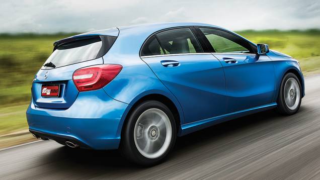 Escape duplo é exclusivo da versão top | <a href="https://gutenberg.quatrorodas.abril.com.br/carros/comparativos/mercedes-benz-200-x-bmw-118i-744296.shtml" rel="migration">Leia mais</a> Escape duplo é exclusivo da versão top | <a href="https://gutenberg.quatrorodas.abril.com.br/carros/comparativos/mercedes-benz-200-x-bmw-118i-744296.shtml" rel="migration">Leia mais</a>