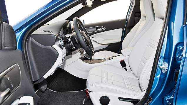 Bancos com abas altas apoiam bem o corpo | <a href="https://gutenberg.quatrorodas.abril.com.br/carros/comparativos/mercedes-benz-200-x-bmw-118i-744296.shtml" rel="migration">Leia mais</a> Bancos com abas altas apoiam bem o corpo | <a href="https://gutenberg.quatrorodas.abril.com.br/carros/comparativos/mercedes-benz-200-x-bmw-118i-744296.shtml" rel="migration">Leia mais</a>