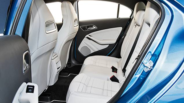 Atrás, o túnel baixo facilita a vida dos ocupantes | <a href="https://gutenberg.quatrorodas.abril.com.br/carros/comparativos/mercedes-benz-200-x-bmw-118i-744296.shtml" rel="migration">Leia mais</a> Atrás, o túnel baixo facilita a vida dos ocupantes | <a href="https://gutenberg.quatrorodas.abril.com.br/carros/comparativos/mercedes-benz-200-x-bmw-118i-744296.shtml" rel="migration">Leia mais</a>