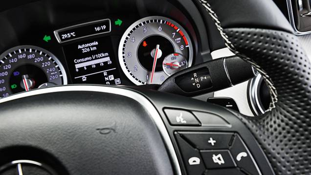 Câmbio: alavanca seletora e borboletas junto ao volante | <a href="https://gutenberg.quatrorodas.abril.com.br/carros/comparativos/mercedes-benz-200-x-bmw-118i-744296.shtml" rel="migration">Leia mais</a> Câmbio: alavanca seletora e borboletas junto ao volante | <a href="https://gutenberg.quatrorodas.abril.com.br/carros/comparativos/mercedes-benz-200-x-bmw-118i-744296.shtml" rel="migration">Leia mais</a>