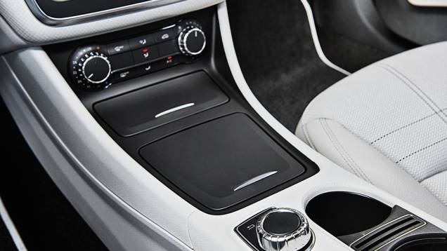 No console, praticidade | <a href="https://gutenberg.quatrorodas.abril.com.br/carros/comparativos/mercedes-benz-200-x-bmw-118i-744296.shtml" rel="migration">Leia mais</a> No console, praticidade | <a href="https://gutenberg.quatrorodas.abril.com.br/carros/comparativos/mercedes-benz-200-x-bmw-118i-744296.shtml" rel="migration">Leia mais</a>