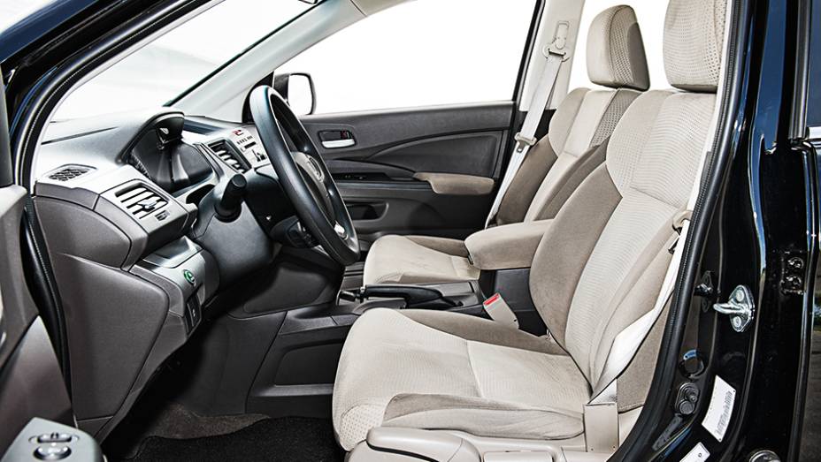 Interior claro contribui para a sensação de amplitude da cabine | <a href="https://gutenberg.quatrorodas.abril.com.br/carros/comparativos/honda-cr-v-x-hyundai-ix35-744731.shtml" rel="migration">Leia mais</a>