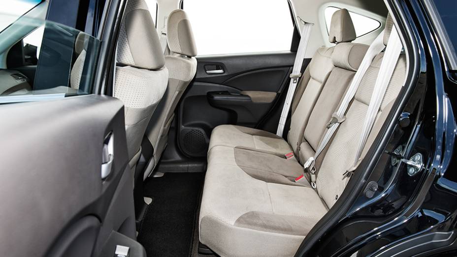 Assento traseiro modular &eacute; escamote&aacute;vel | <a href="https://gutenberg.quatrorodas.abril.com.br/carros/comparativos/honda-cr-v-x-hyundai-ix35-744731.shtml" rel="migration">Leia mais</a>