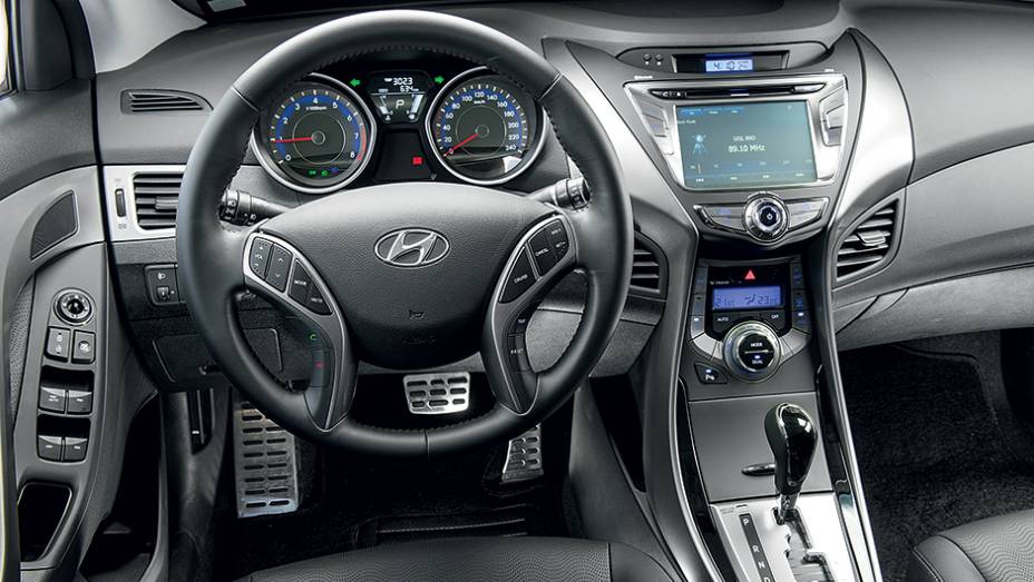 Interior conta com materiais de alta qualidade e desenho que faz jus à elegância da carroceria | <a href="https://gutenberg.quatrorodas.abril.com.br/carros/lancamentos/hyundai-elantra-2-0-flex-742637.shtml" rel="migration">Leia mais</a>