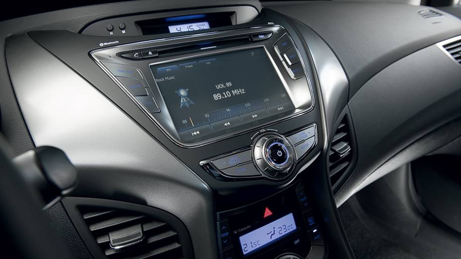 Monitor touch screen mostra GPS e câmera de ré | <a href="https://gutenberg.quatrorodas.abril.com.br/carros/lancamentos/hyundai-elantra-2-0-flex-742637.shtml" rel="migration">Leia mais</a>